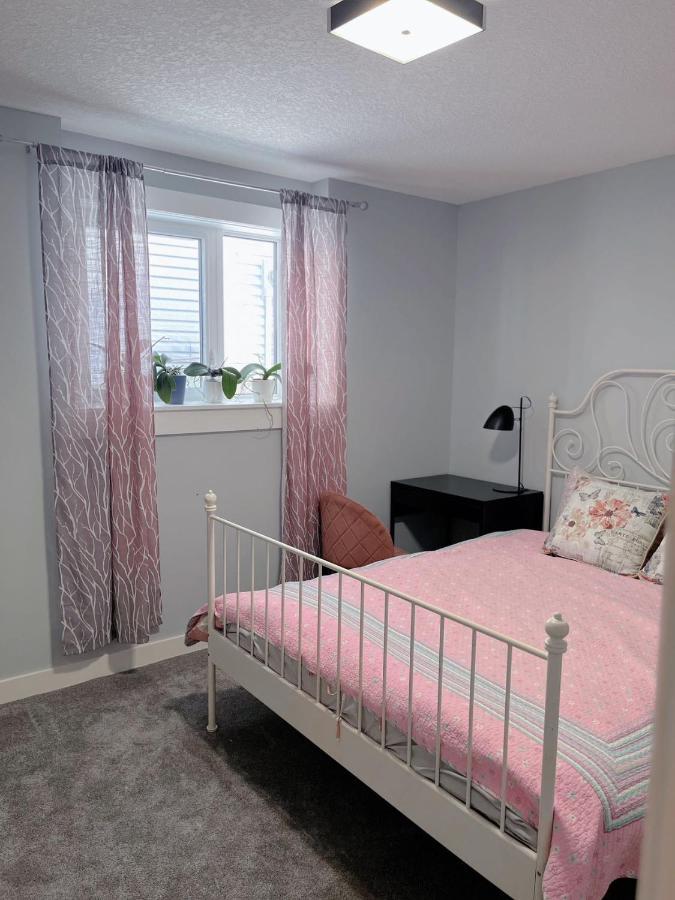 Elegant Garden Suite&2Mins Bus Station Close Lrt& Free Parking YYC Exterior foto