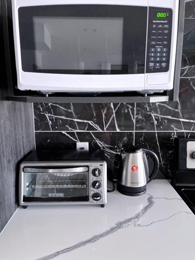 Elegant Garden Suite&2Mins Bus Station Close Lrt& Free Parking YYC Exterior foto